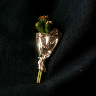 Viselhető virág kitűző - váza tű, 4x2.8 cm, ezüst vagy arany | VASIFINA